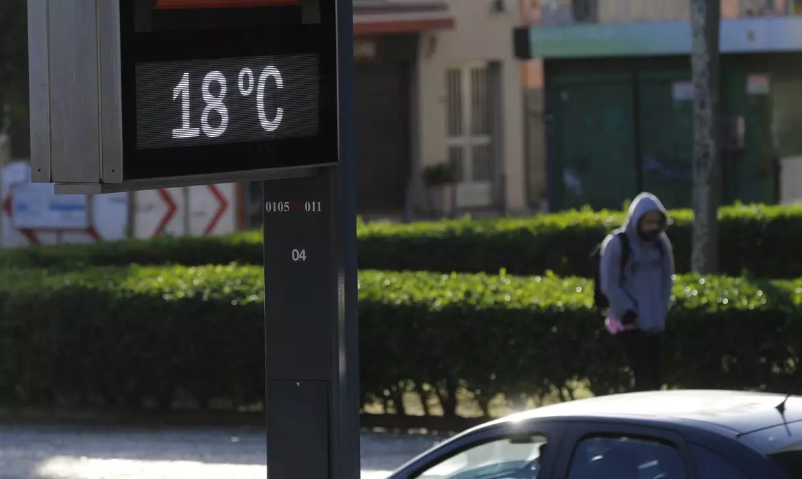 Vento forte chega ao Rio e semana deve começar com frente fria